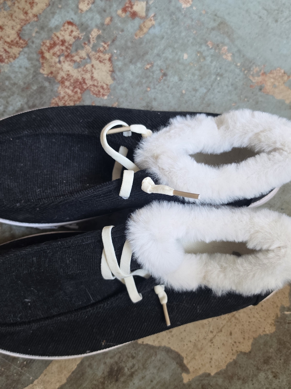 sz 8 womens shoe / slipper like material